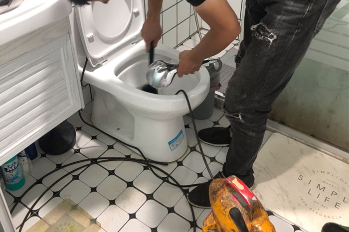 仁兴镇疏通下水道