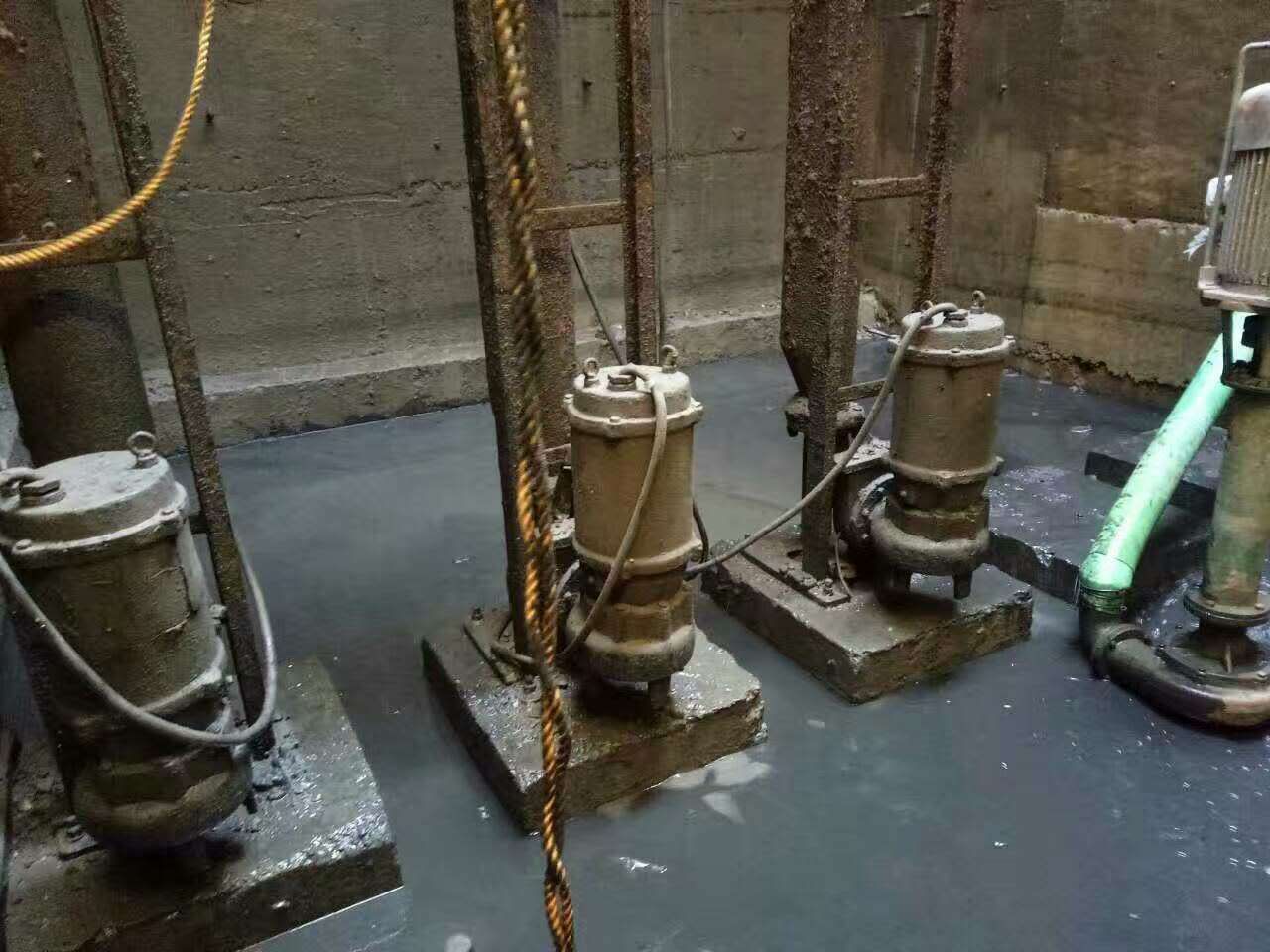 仁兴镇污水池清理