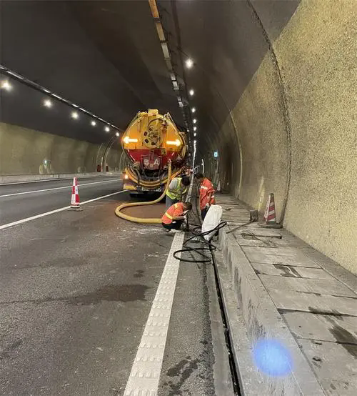 仁兴镇隧道排水渠清淤